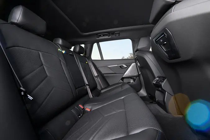 63-bmw-5-series-touring-2025-rear-seats
