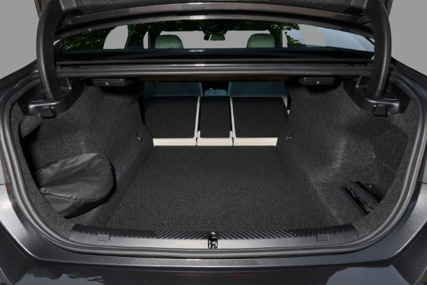 bmw_530e_phev_2024_032-removebg-preview